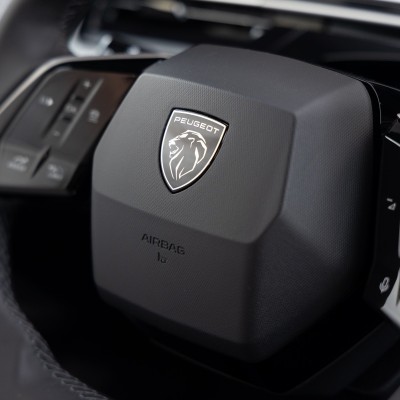 Είναι επίσημο: Η Peugeot έχει το ηλεκτρικό C-SUV με τη μεγαλύτερη αυτονομία