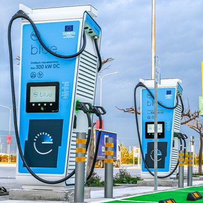 ΔΕΗ blue – Τι σημαίνουν στην πράξη τα 3.200 σημεία φόρτισης για τον Έλληνα οδηγό;