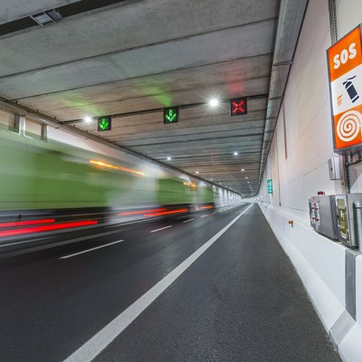 Τι δείχνει το σήμα SOS στις σήραγγες – Πρέπει να το ξέρει κάθε οδηγός