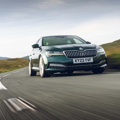 Δεν φαντάζεσαι πόσα άλογα έχει αυτό το Skoda Superb!