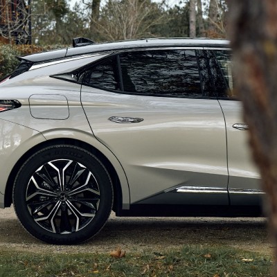 To premium οικογενειακό της DS που καίει πραγματικά 4,3 lt στα 100 km – Η τιμή του