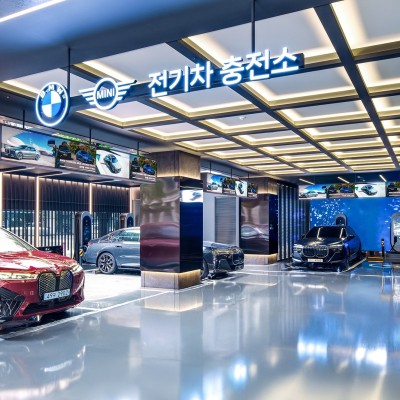 Η BMW ανοίγει χώρο φόρτισης με 6 ταχυφορτιστές ισχύος 200 kW σε συνεργασία με την LG