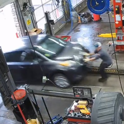 Μηχανικός ξεγελά τον θάνατο μέσα σε συνεργείο - Τον παρέσυρε το αυτοκίνητο [Video]