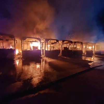 9 ηλεκτρικά λεωφορεία έγιναν στάχτη – Μέσα στο αμαξοστάσιο