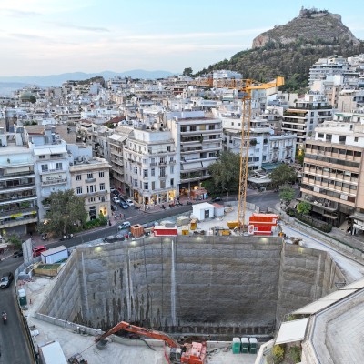 Άνοιξαν τρύπα 35 μέτρων στο Κολωνάκι - Δείτε τι θα κάνουν