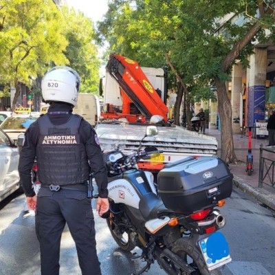 Μεγάλο ντου στο κέντρο της Αθήνας – Σηκώνουν τις μηχανές από τα πεζοδρόμια