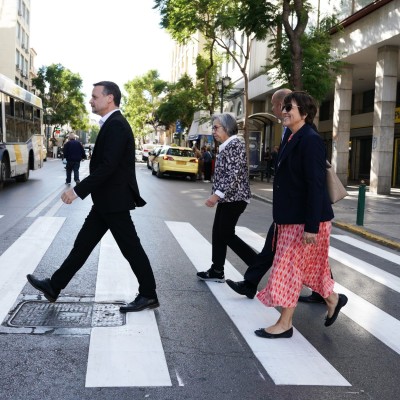 Ο Δήμαρχος Αθήνας σε πόζα Beatles – Τι θέλει να δείξει