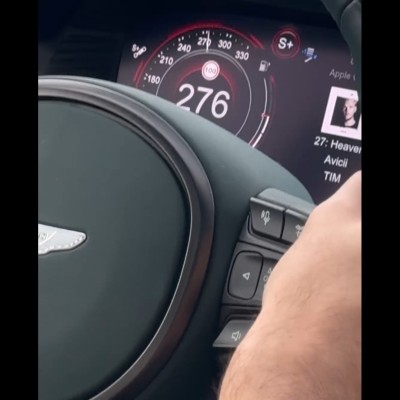 Ο Τσιτσιπάς οδηγεί με 276 km/h – Με ποιο αυτοκίνητο και σε ποιον δρόμο (video)