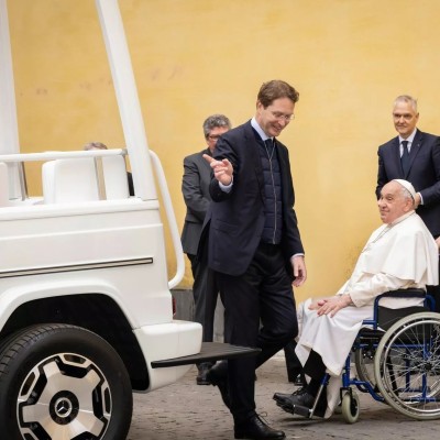 Και ο Πάπας πίστεψε στην ηλεκτροκίνηση – Η νέα του Mercedes κοστίζει 200.000 ευρώ