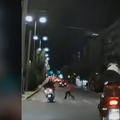 Video Σοκ – Η στιγμή που σκούτερ παρασύρει γυναίκα στη λεωφόρο Αλεξάνδρας