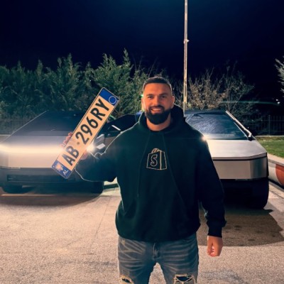 To «απαγορευμένο» Tesla Cybertruck με αλβανικές πινακίδες - Σε ποιον ανήκει;