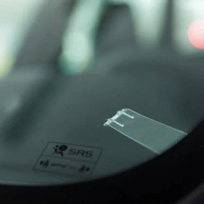 Τι είναι αυτό το πλαστικό στο παρμπρίζ - Γιατί το βάζουν οι εταιρείες στα αυτοκίνητα;