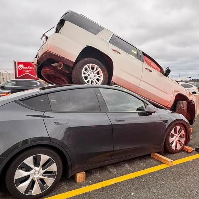 SUV 2,5 τόνων καβάλησε Tesla και δεν έσπασε ούτε το τζάμι