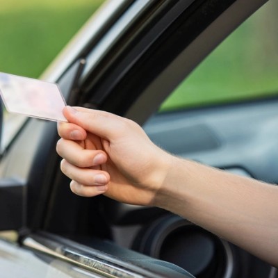 Θα σου παίρνουνε το δίπλωμα, ακόμα κι αν δεν είσαι στην Ελλάδα – Πώς γίνεται;