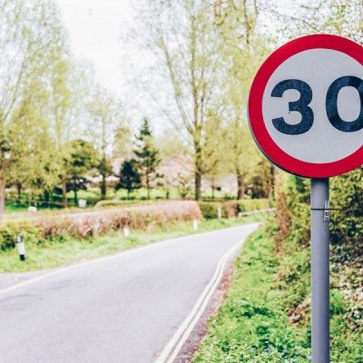 Νέος ΚΟΚ: Όλα τα όρια ταχύτητας στις πόλεις και τα πρόστιμα