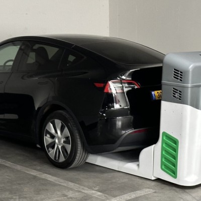 Parking στην Ελλάδα πήρε ρομπότ για να φορτίζει τα ηλεκτρικά - Πού είναι;