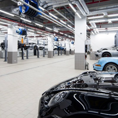 Το μεγαλύτερο συνεργείο αυτοκινήτων Porsche στον κόσμο - Έχει 11 ορόφους και γκολφ!