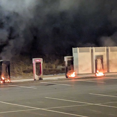 Εμπρησμός σε φορτιστές Tesla –  Έκαψαν και 12 αυτοκίνητα [video]