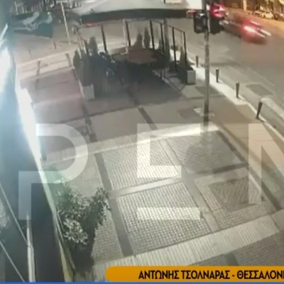 Θεσσαλονίκη: Video δείχνει γυναίκα να παραβιάζει κόκκινο και να τρακάρει – Ήταν μεθυσμένη
