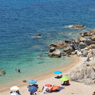 Η μαγευτική παραλία που απέχει 1 ώρα από την Αθήνα – Θες 10 ευρώ σε βενζίνη