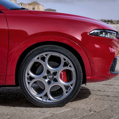 Η νέα Alfa Romeo που αγόρασαν 100.000 οδηγοί – Την σχεδίασε Έλληνας