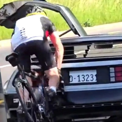 Ποδηλάτης τρακάρει σε μια DeLorean που είχε παρκάρει σε ποδηλατόδρομο – Ποιος φταίει; [video]