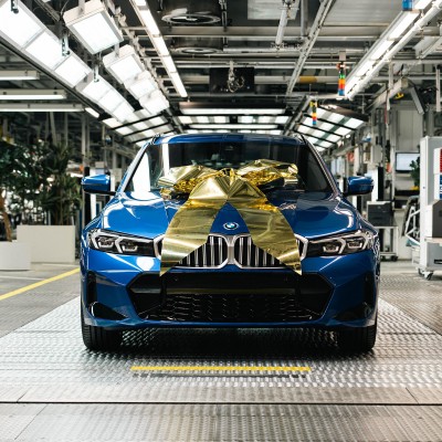 Με κορδέλα βγήκε από το εργοστάσιο η BMW Σειρά 3 – Το σπουδαίο επίτευγμα