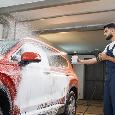 Γιατί μυρίζει το αυτοκίνητο; Τι λάθος κάνουν στο πλυντήριο;