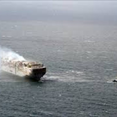 Καράβι με 3.000 αυτοκίνητα πήρε φωτιά στη μέση του Ωκεανού