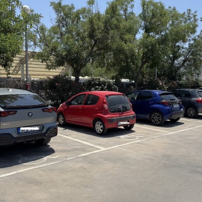 Απίθανοι Έλληνες – Πάρκαραν σε όλες τις θέσεις ΑμεΑ έξω από το Μετρό για τη σκιά!