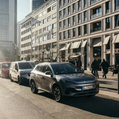 Λύθηκε το πρόβλημα! Έτσι θα φορτίζουν όσοι δεν έχουν parking – Με τεχνολογία κατευθείαν από τη Γερμανία