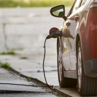 Πως η νόσος των ταξιδιωτών συνδέεται με τα ηλεκτρικά αυτοκίνητα