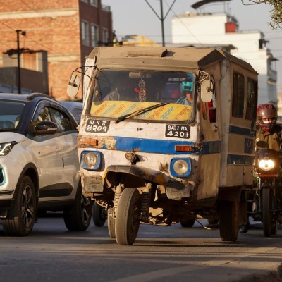 Η χώρα που είναι 20 φορές πιο φτωχή από την Ελλάδα – Αγοράζει 76% ηλεκτρικά