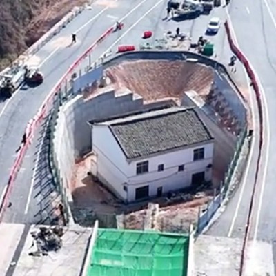 O πεισματάρης παππούς που τα έβαλε με το Κράτος – Έφτιαξαν δρόμο γύρω από το σπίτι του