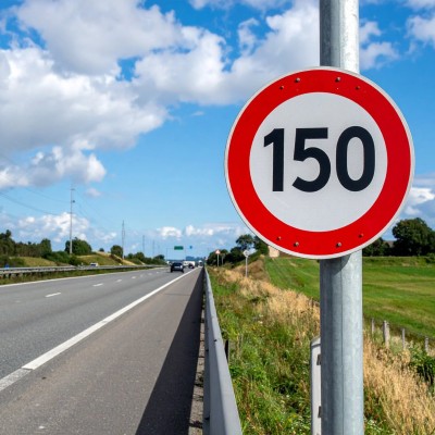 Η ευρωπαϊκή χώρα που ανέβασε το όριο στα 150 km/h – Είναι το μεγαλύτερο στην Ευρώπη