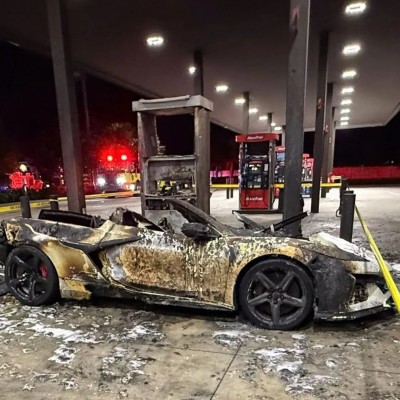 Supercar κάηκε ολοσχερώς, την ώρα που έβαζε βενζίνη [video]