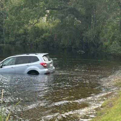 Video: 48χρονη ξέχασε να τραβήξει χειρόφρενο - Το Subaru κατέληξε στη λίμνη