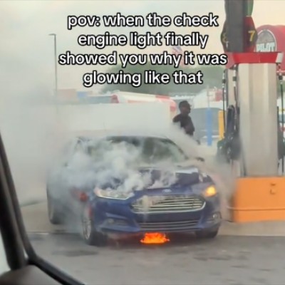 Αυτοκίνητο αρπάζει φωτιά δίπλα στην αντλία βενζίνης [Video]