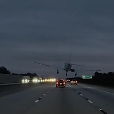 Συγκλονιστικό video: Αεροπλάνο προσγειώθηκε πάνω σε αυτοκίνητο στην εθνική οδό