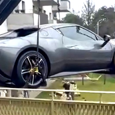 Αυστριακός ανέβασε Ferrari στο μπαλκόνι του σπιτιού - Τι έκανε η Αστυνομία;