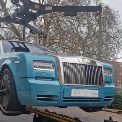 Σηκώνουν με γερανούς Rolls-Royce και Lamborghini στο Λονδίνο