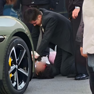 Αυτοκίνητο Xiaomi «πάτησε» άνθρωπο μέσα στην αντιπροσωπεία- Χρειάστηκε ΚΑΡΠΑ