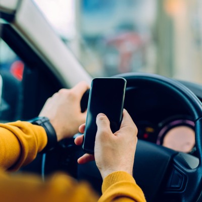 Πού επιτρέπεται να κρατάς το κινητό στην οδήγηση, αρκεί να μην στέλνεις μήνυμα – Πότε θα αλλάξει ο νόμος;