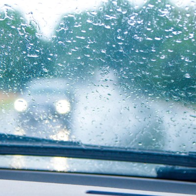 Γιατί θολώνουν τα τζάμια του αυτοκινήτου όταν βρέχει; Πώς τα κρατάς καθαρά