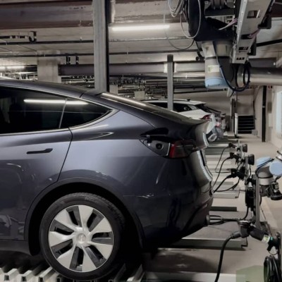 Άνοιξε το γκαράζ που φορτίζει αυτόματα τα ηλεκτρικά αυτοκίνητα [video]