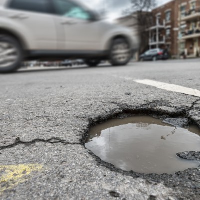 Μηχάνημα κλείνει τις λακκούβες στο δρόμο ψεκάζοντας άσφαλτο – Φέρτο το στην Ελλάδα