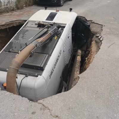Ιωάννινα: Λακκούβα κατάπιε όχημα του Δήμου [video]