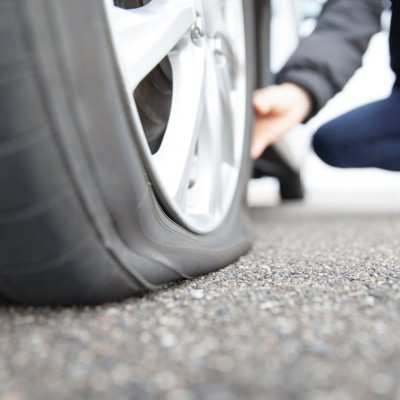 Χαϊδάρι: Οι απατεώνες με το σκασμένο ελαστικό – Δείτε πώς έκλεβαν τους οδηγούς που πήγαιναν να βοηθήσουν