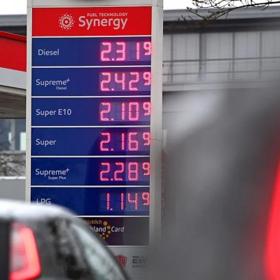 Η Γερμανία μειώνει τον φόρο στα καύσιμα – Και δίνει 1.000 ευρώ μπόνους στους εργαζόμενους
