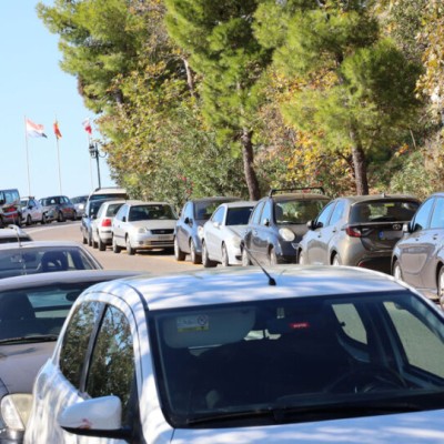 Η ζημιά που έκαναν σε 12 αυτοκίνητα στους Δελφούς – Πάνω από 20.000 ευρώ η λεία